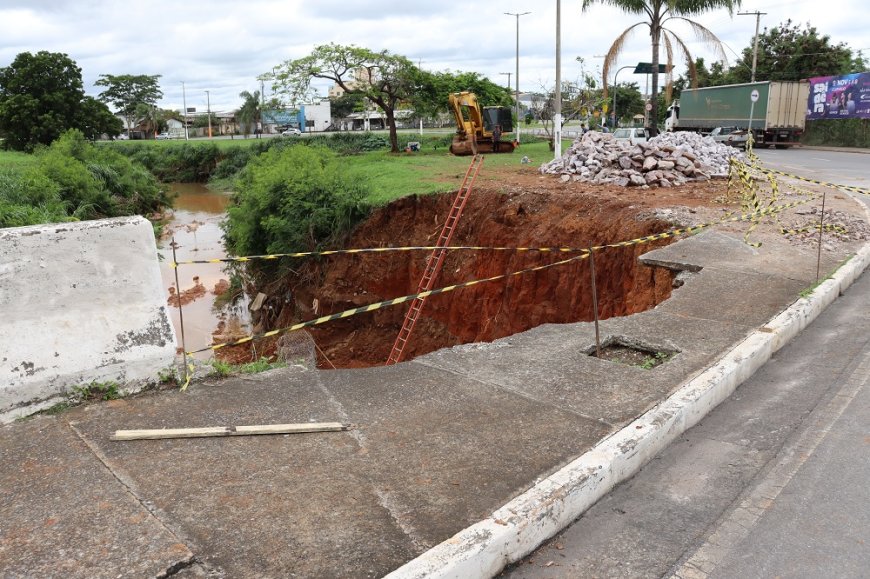 Ponte sobre o Córrego do Boqueirão é parcialmente interditada para obras de contenção de erosão