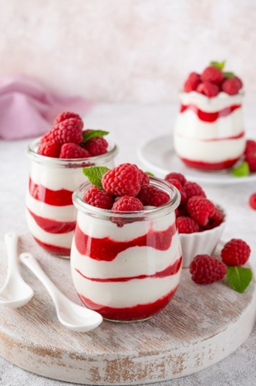 Para uma sobremesa leve para o fim de semana, aposte no Mousse de Frutas Vermelhas com Chocolate Branco do Divino Fogão