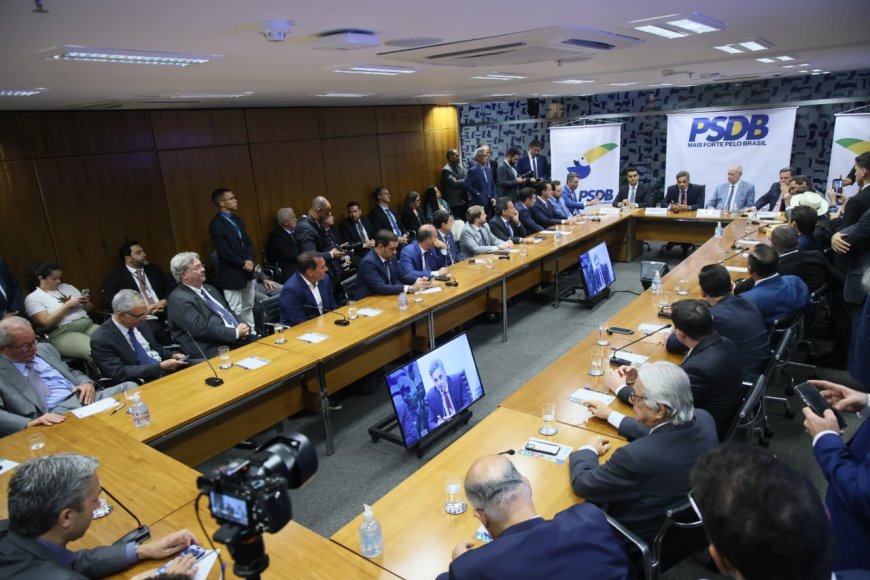 Aécio convida Ciro Gomes para disputar eleições presidenciais pelo PSDB